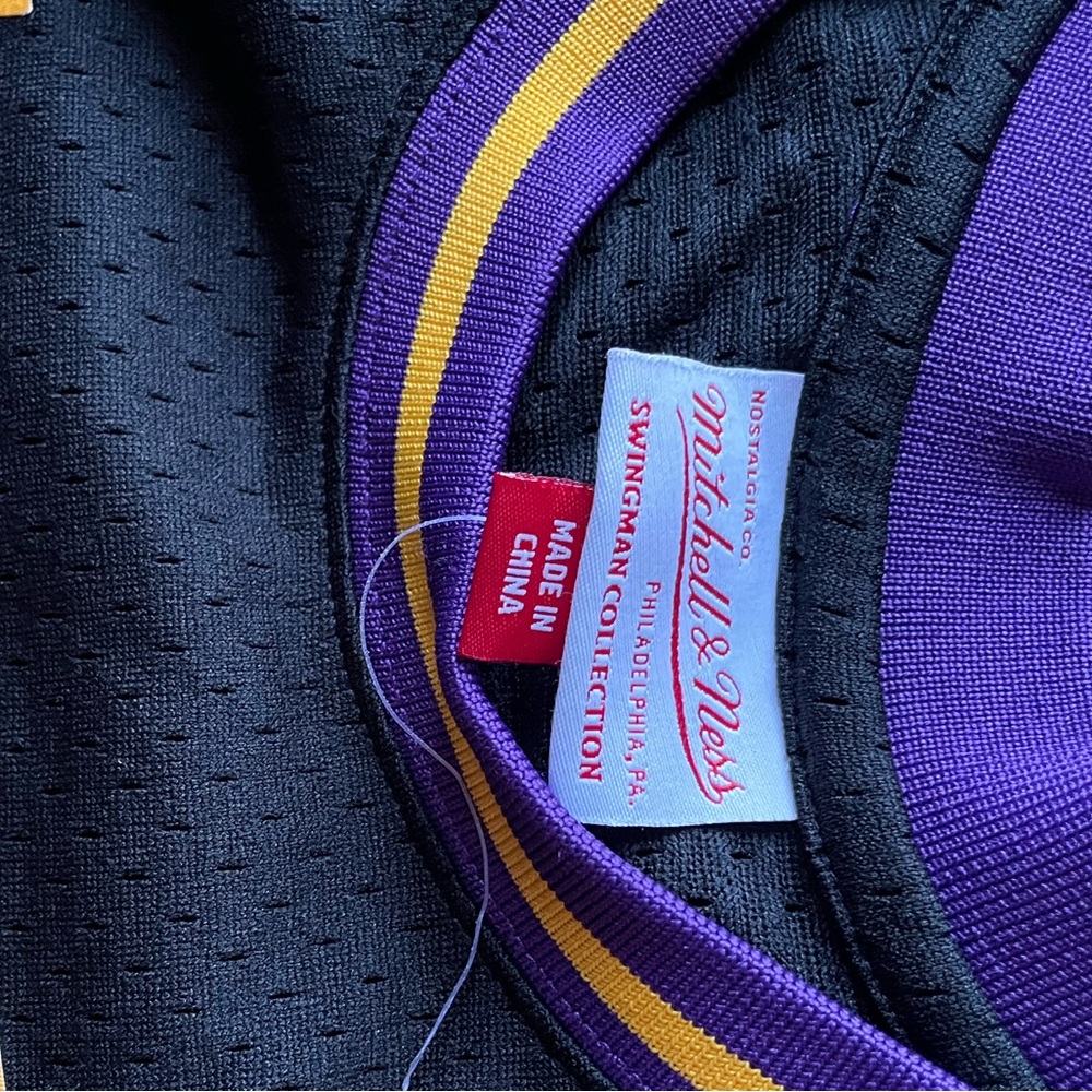 Men's Mitchell & Ness Magic Johnson Purple Los Angeles Lakers 1984/85. - Picture 3 of 8